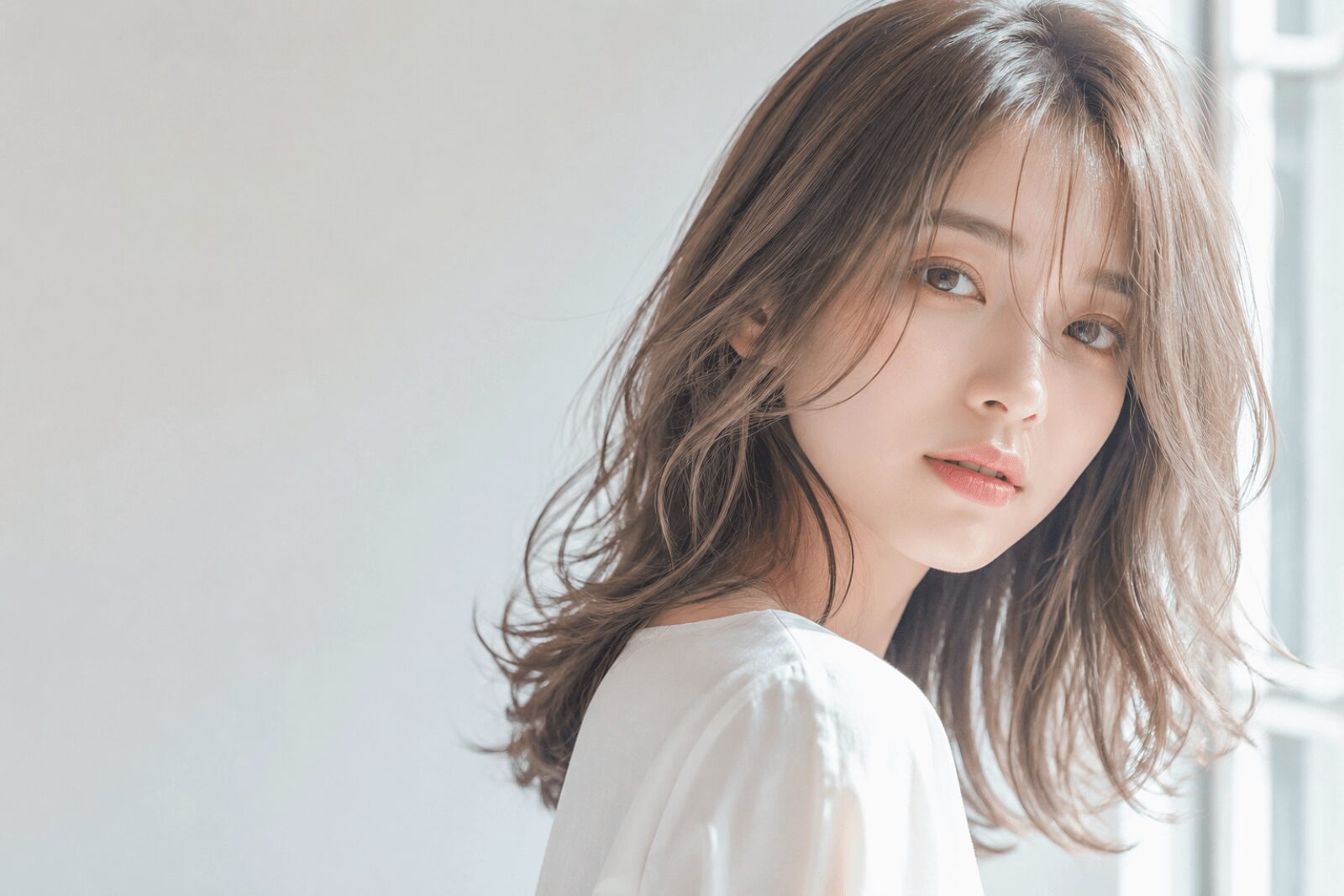 鹿島市の美容室テルハナのカラーメニューを紹介するナチュラルブラウンヘアの女性モデル写真